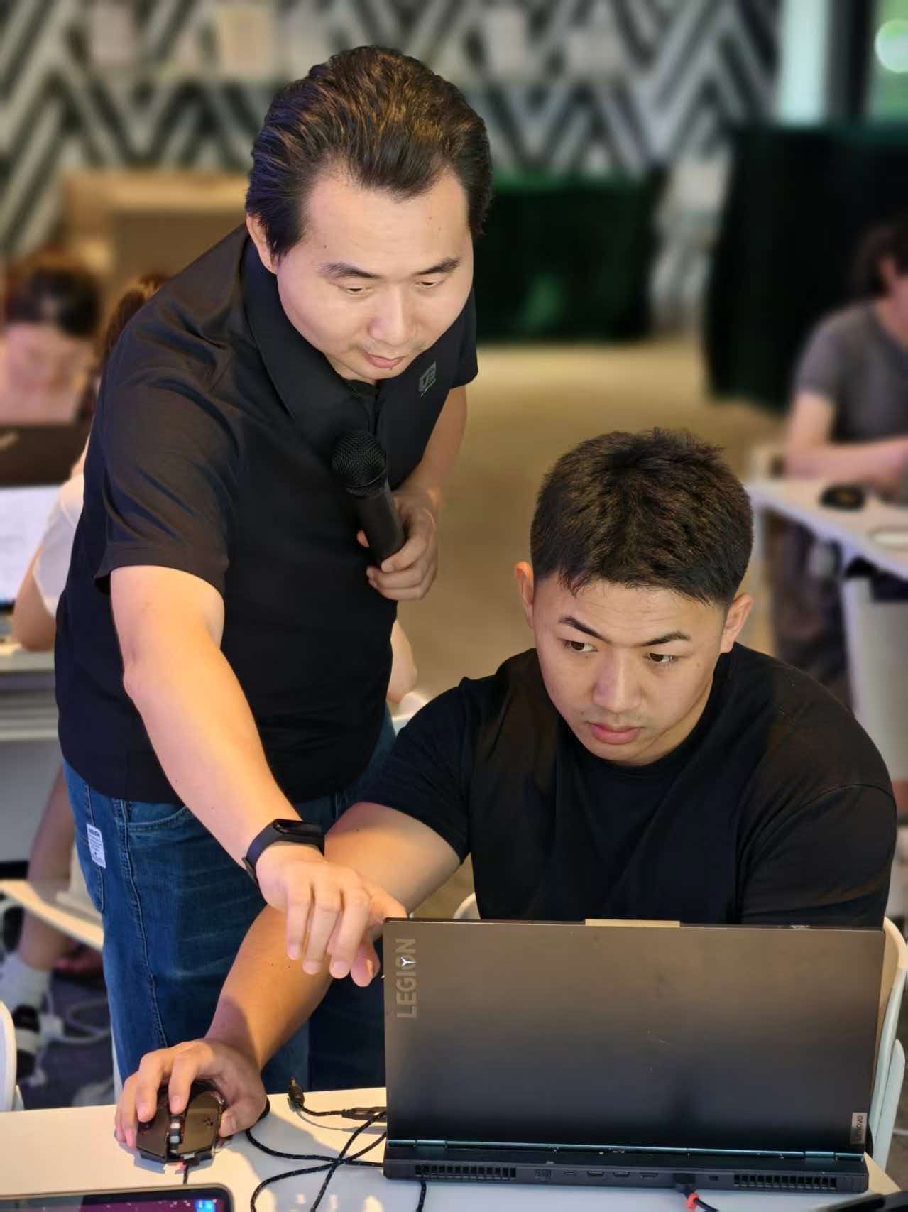 羽翼科创投学员跟随关老师进行企业AI工具实战操作