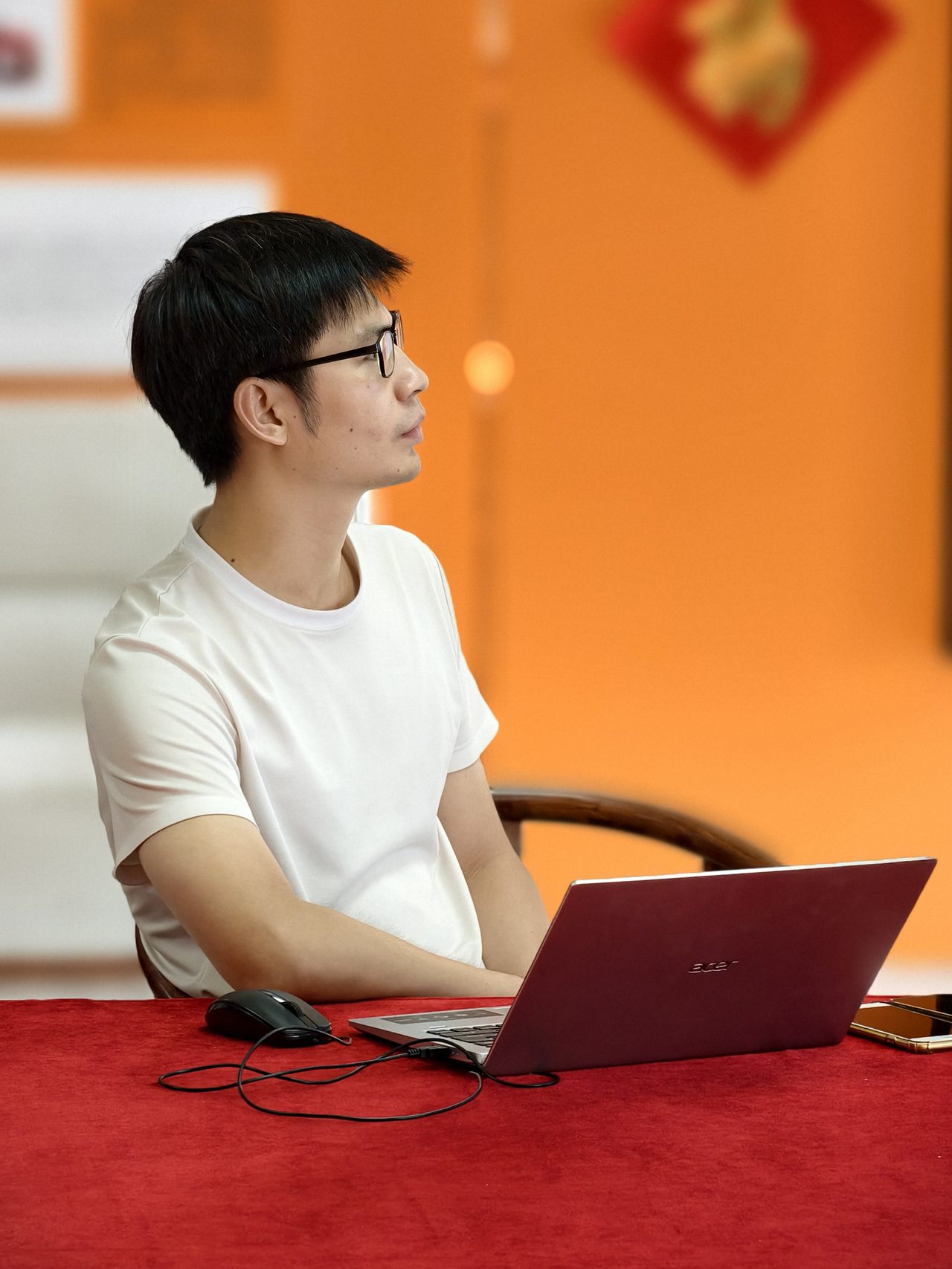 学员认真学习：跟随关老师实操AI工具