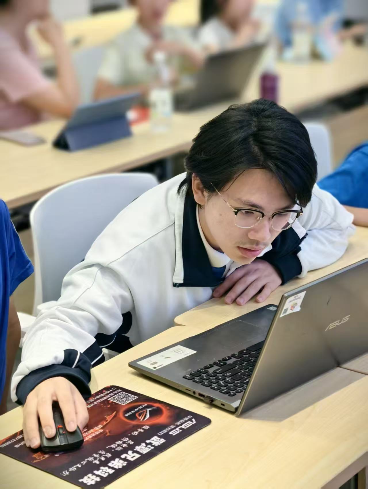 课堂瞬间：学员专注创作中