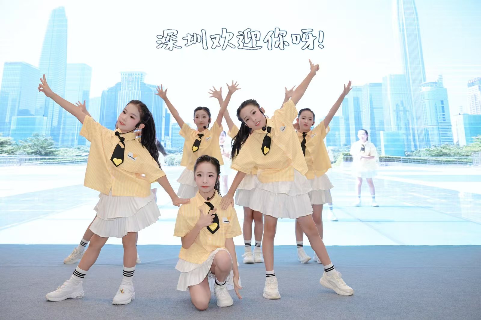 孩子们演唱AI共创歌曲《APEC来我家》，屏幕显示'APEC来我家!'