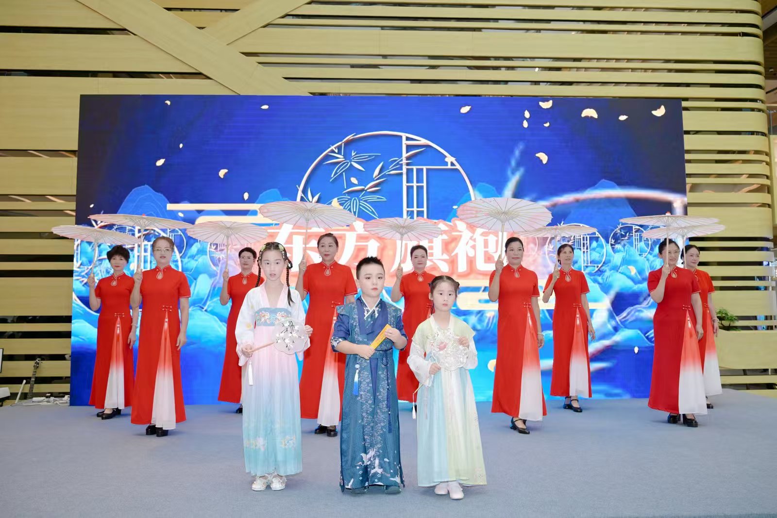 亲子走秀：手牵手的长辈与宝贝走上温情 T 台