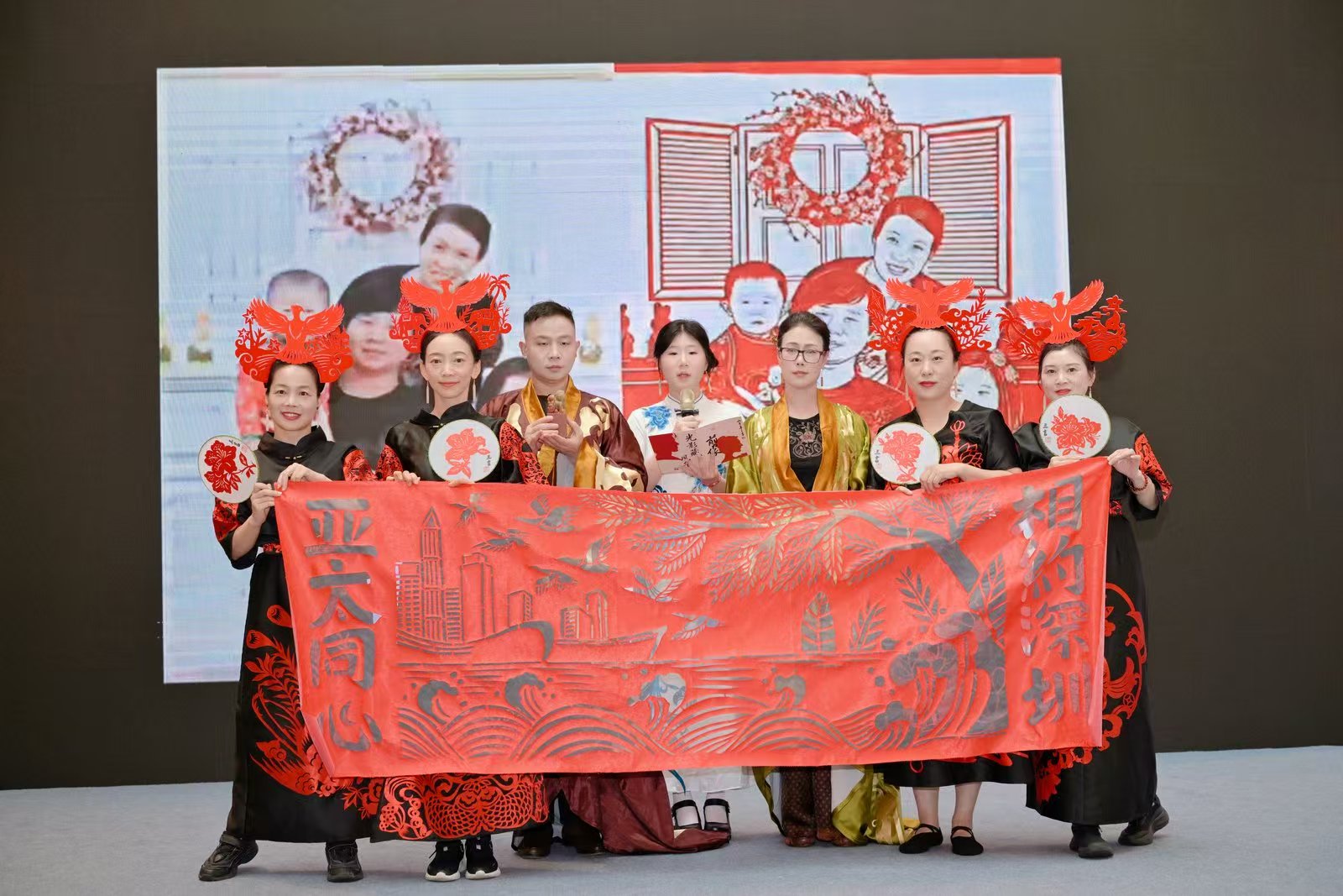 非遗剪纸《锦绣翉章》：鞠凤雪一家展示'亚太同心 相约深圳'剪纸长卷