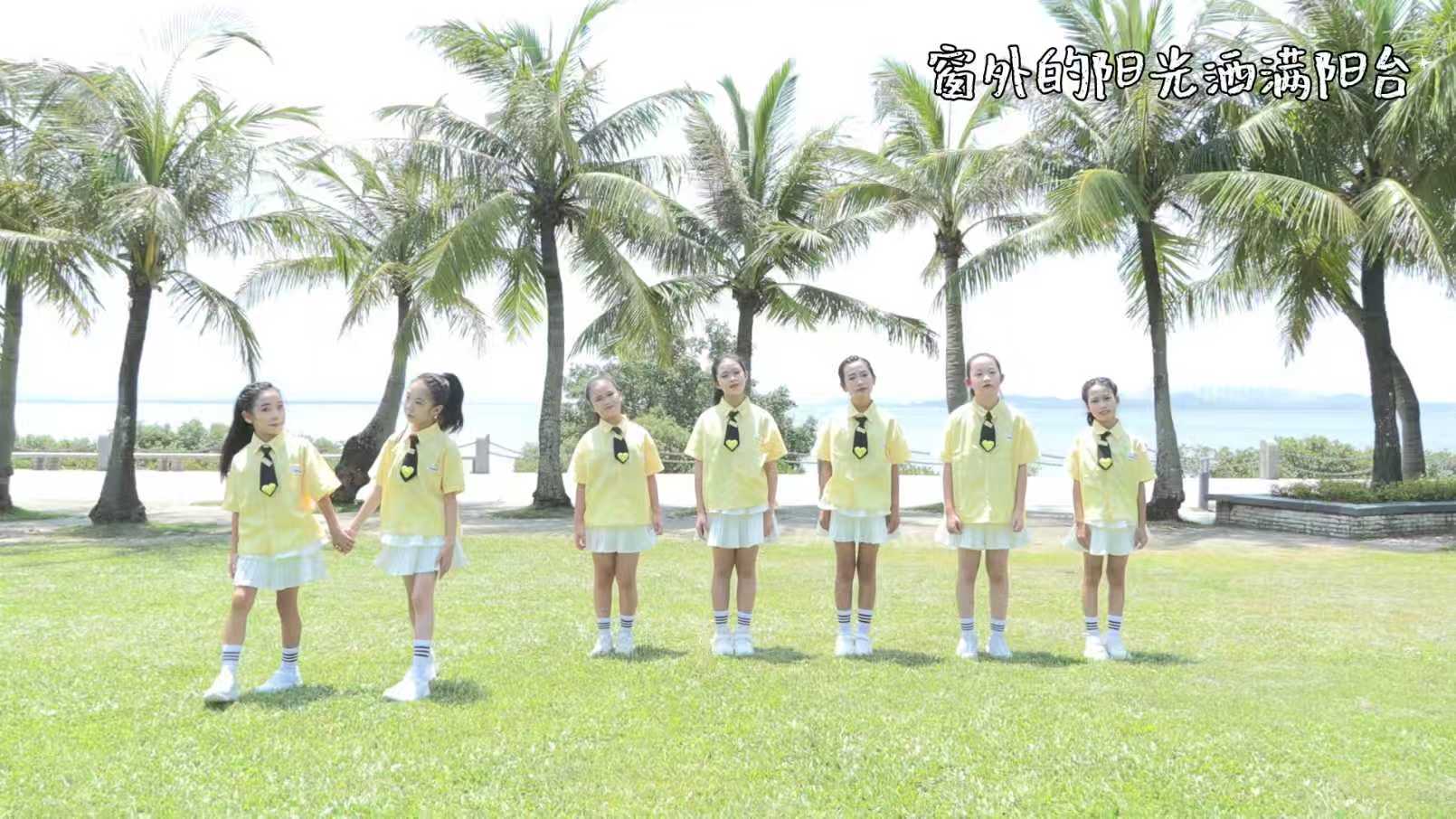 MV 截图：椰林前的演唱