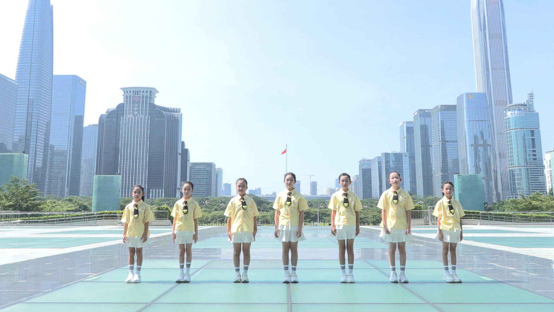 活动 MV 剧照：小演员在深圳 CBD 高楼前演唱