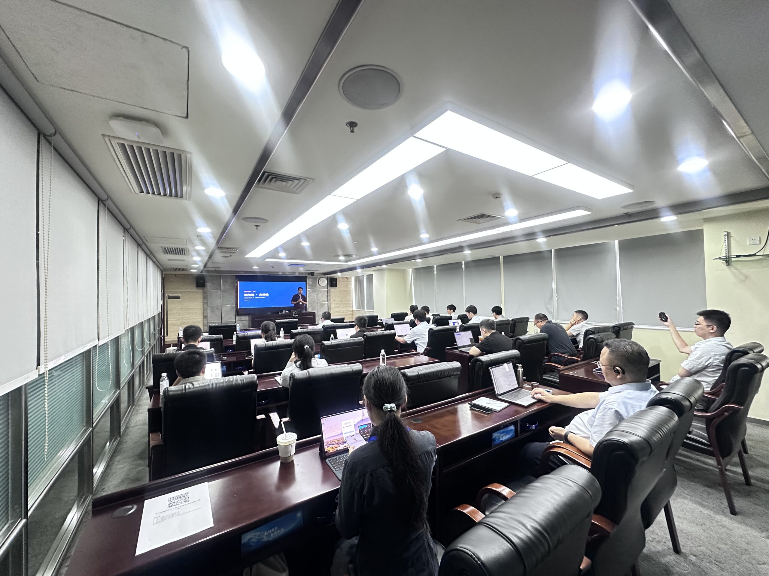 广西南宁某国企学员参加AI应用落地培训现场，跟随关健老师实操VibeCoding
