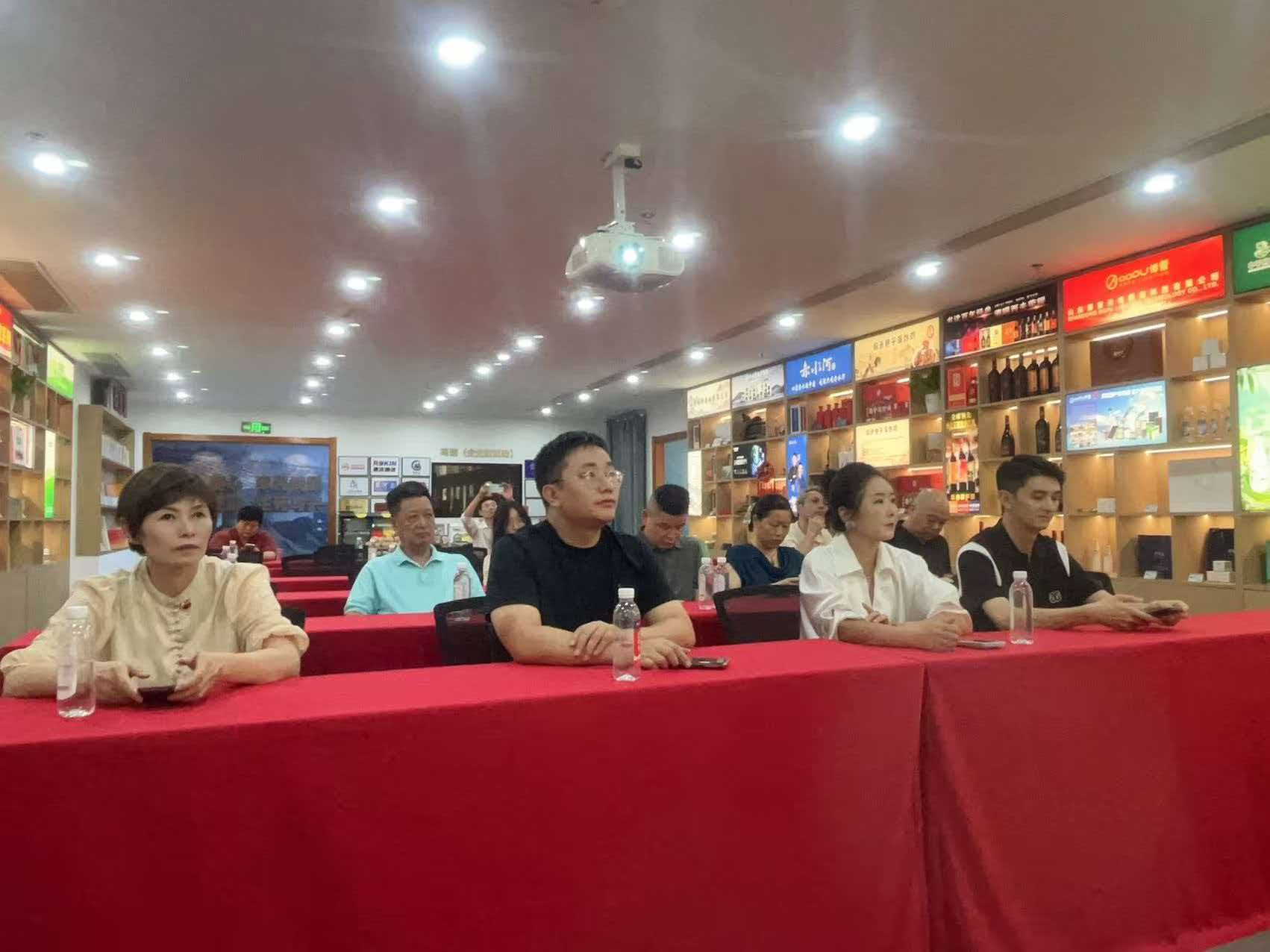 公益课现场嘉宾认真聆听