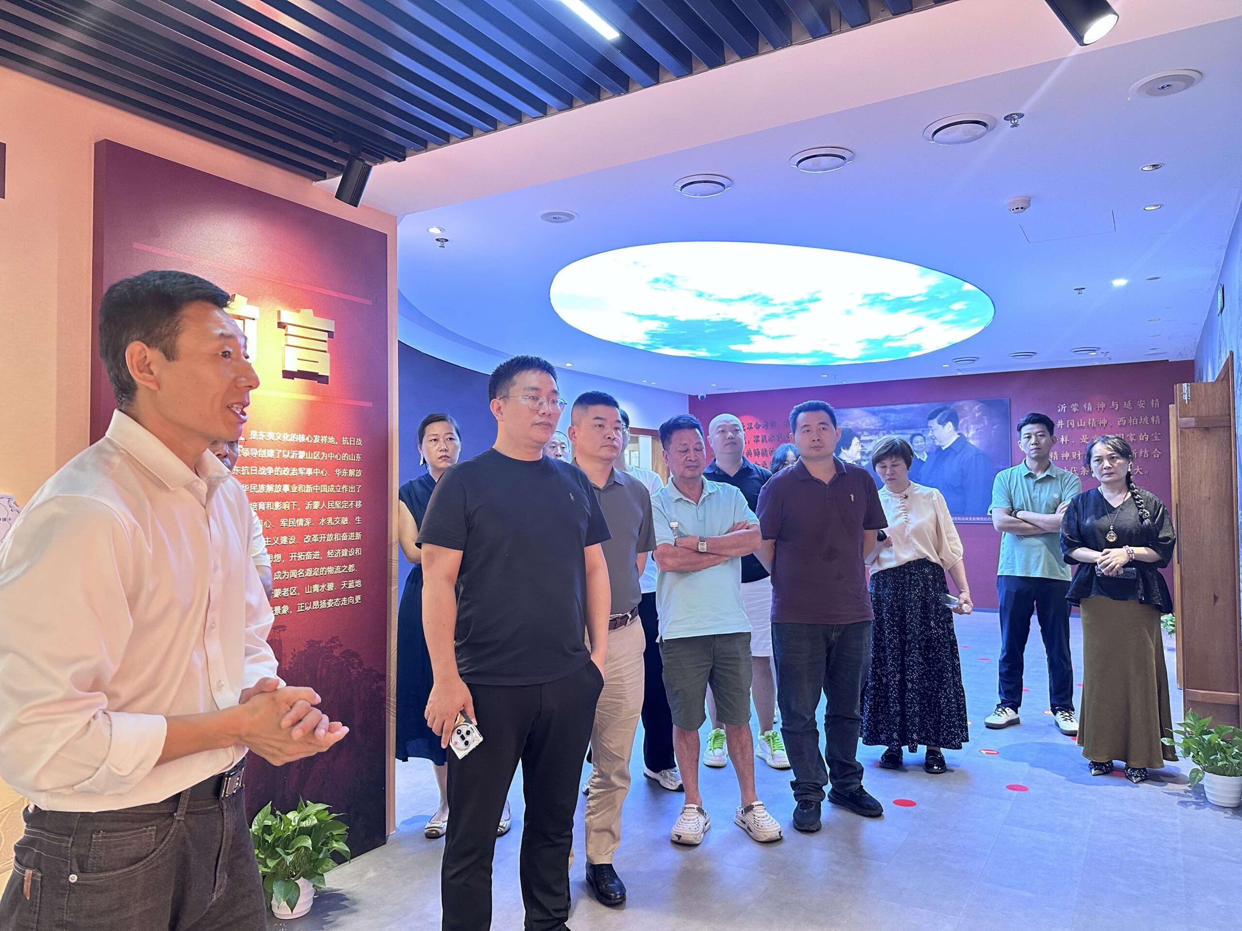 嘉宾参观沂蒙精神展馆（大湾区）