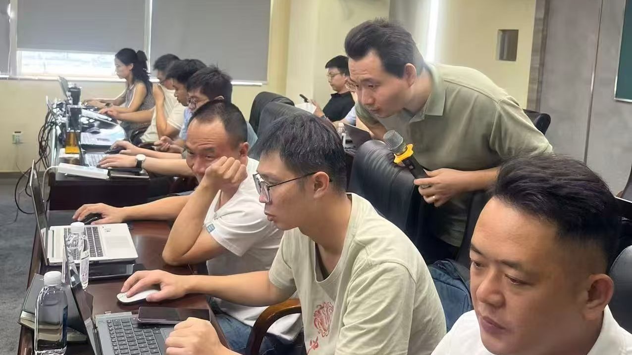 关健老师一对一带练，俯身指导学员把业务场景编建成可运行的智能体